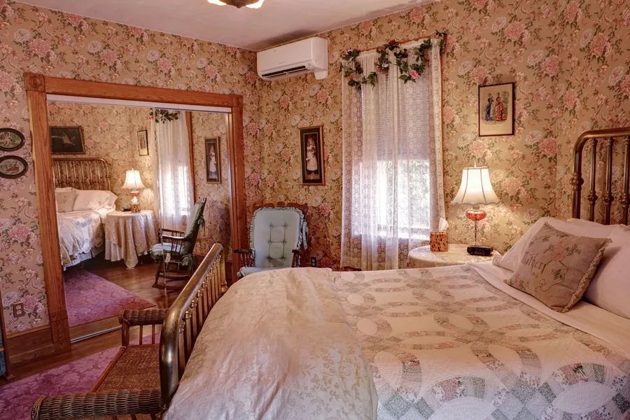 The Queen, A Victorian Bed & Breakfast hotel detail image 2