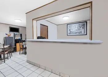 Super 8 by Wyndham Bowman hotel thumbnail 2