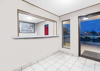 Super 8 by Wyndham Bowman hotel thumbnail 3