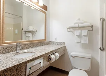 Quality Inn Bemidji hotel thumbnail 4