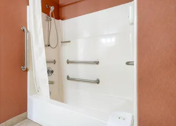 Quality Inn Bemidji hotel thumbnail 8