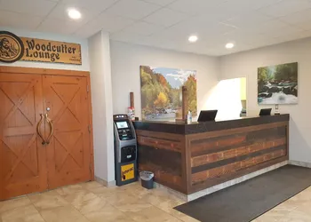 Twin Pine Inn & Suites hotel thumbnail 3
