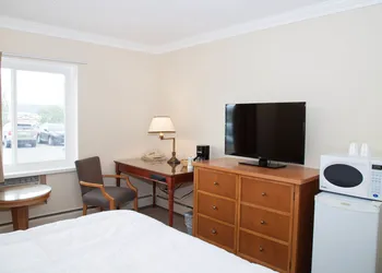 Twin Pine Inn & Suites hotel thumbnail 8
