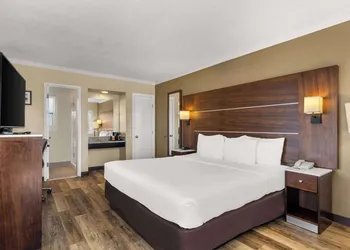 Comfort Inn San Diego Airport At The Harbor hotel thumbnail 4