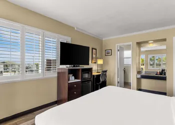 Comfort Inn San Diego Airport At The Harbor hotel thumbnail 5