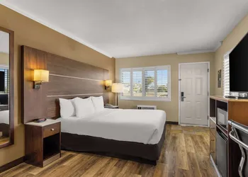 Comfort Inn San Diego Airport At The Harbor hotel thumbnail 6