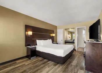 Comfort Inn San Diego Airport At The Harbor hotel thumbnail 7