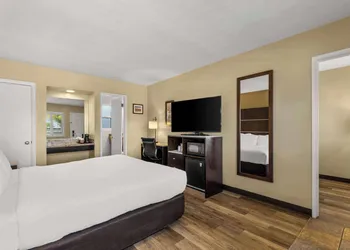 Comfort Inn San Diego Airport At The Harbor hotel thumbnail 8