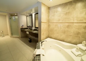 Holiday Inn Hotel & Suites West Edmonton by IHG hotel thumbnail 7