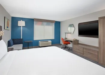 Holiday Inn Express & Suites Buffalo by IHG hotel thumbnail 8