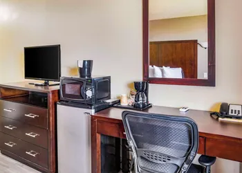 Econo Lodge Newport hotel thumbnail 7