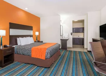 Days Inn & Suites by Wyndham Katy hotel thumbnail 4