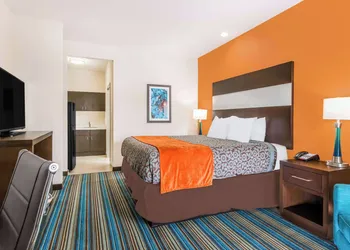Days Inn & Suites by Wyndham Katy hotel thumbnail 3