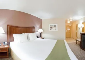 Holiday Inn Express & Suites Willows by IHG hotel thumbnail 6