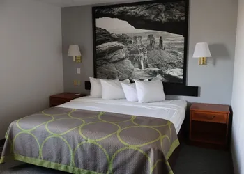 Super 8 by Wyndham Price hotel thumbnail 8