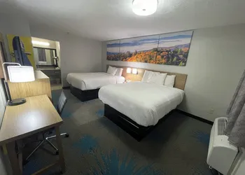 Days Inn by Wyndham Savannah hotel thumbnail 6