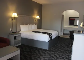 Paris Inn & Suites hotel thumbnail 3