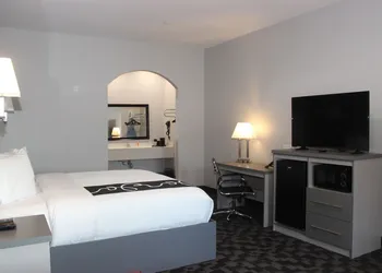 Paris Inn & Suites hotel thumbnail 4