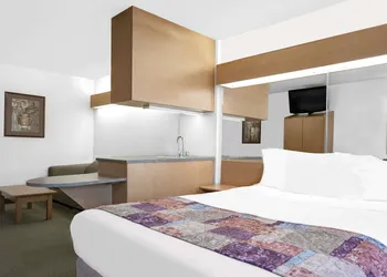 Microtel Inn & Suites by Wyndham Mankato hotel thumbnail 3