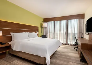 Holiday Inn Express & Suites Santa Ana - Orange County by IHG hotel thumbnail 3