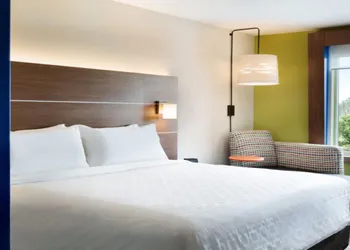 Holiday Inn Express Hotel & Suites Woodbridge by IHG hotel thumbnail 2