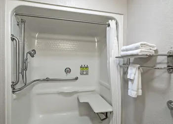 Holiday Inn Express Hotel & Suites Woodbridge by IHG hotel thumbnail 3