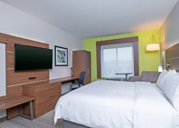 Holiday Inn Express Hotel & Suites Woodbridge by IHG hotel thumbnail 5