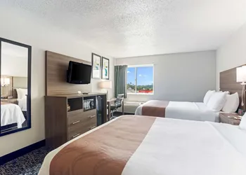 Quality Inn & Suites Ferdinand hotel thumbnail 8