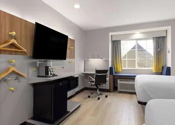 Microtel Inn & Suites by Wyndham Tracy hotel thumbnail 8