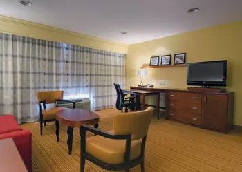 Courtyard by Marriott Madison East hotel thumbnail 5