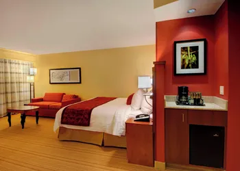 Courtyard by Marriott Madison East hotel thumbnail 7