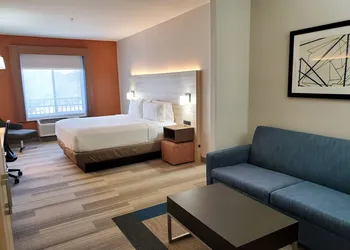 Holiday Inn Express & Suites Phoenix - Glendale Sports Dist by IHG hotel thumbnail 2