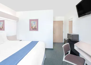 Microtel Inn by Wyndham Broken Bow hotel thumbnail 6