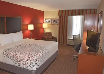La Quinta Inn & Suites by Wyndham Williamsburg Historic Area hotel thumbnail 7
