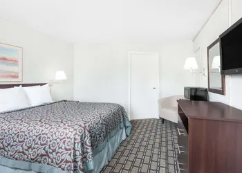 Days Inn by Wyndham St Clairsville hotel thumbnail 6