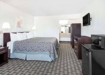Days Inn by Wyndham St Clairsville hotel thumbnail 7