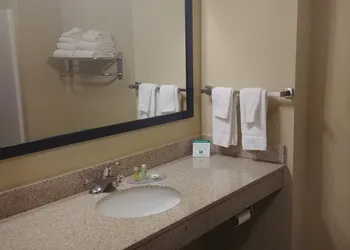 Cobblestone Hotel & Suites – Broken Bow hotel thumbnail 7