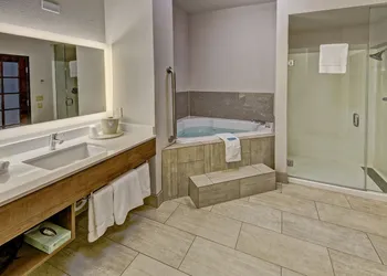 Holiday Inn Express Hotel & Suites Corsicana by IHG hotel thumbnail 8