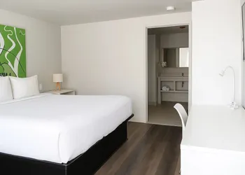 Oneway Brunswick hotel thumbnail 7