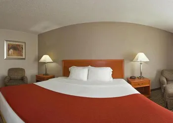 Holiday Inn Express Hotel & Suites Tell City by IHG hotel thumbnail 3