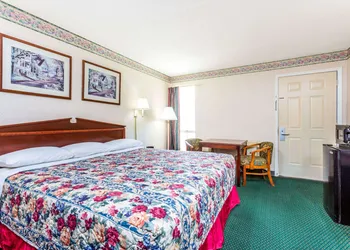Days Inn by Wyndham Cornelia hotel thumbnail 5