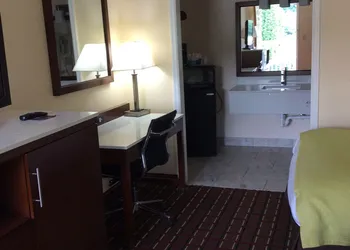 Days Inn by Wyndham Cornelia hotel thumbnail 8