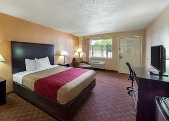 Econo Lodge Inn & Suites San Antonio near Frost Bank Center hotel thumbnail 8
