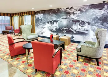 La Quinta Inn & Suites by Wyndham Warner Robins - Robins AFB hotel thumbnail 2