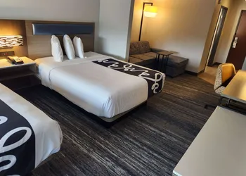 La Quinta Inn & Suites by Wyndham Warner Robins - Robins AFB hotel thumbnail 6