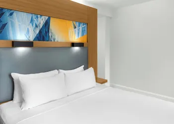 Aloft New York Brooklyn hotel thumbnail 7