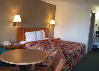 Travelers Inn & Suites hotel thumbnail 4