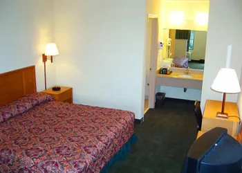 Travelers Inn & Suites hotel thumbnail 8
