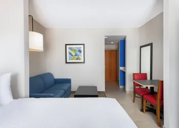 Holiday Inn Express & Suites Spring Hill by IHG hotel thumbnail 2