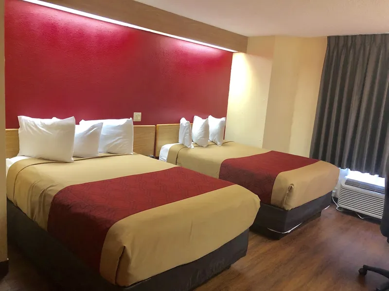 Econo Lodge London North hotel detail image 6